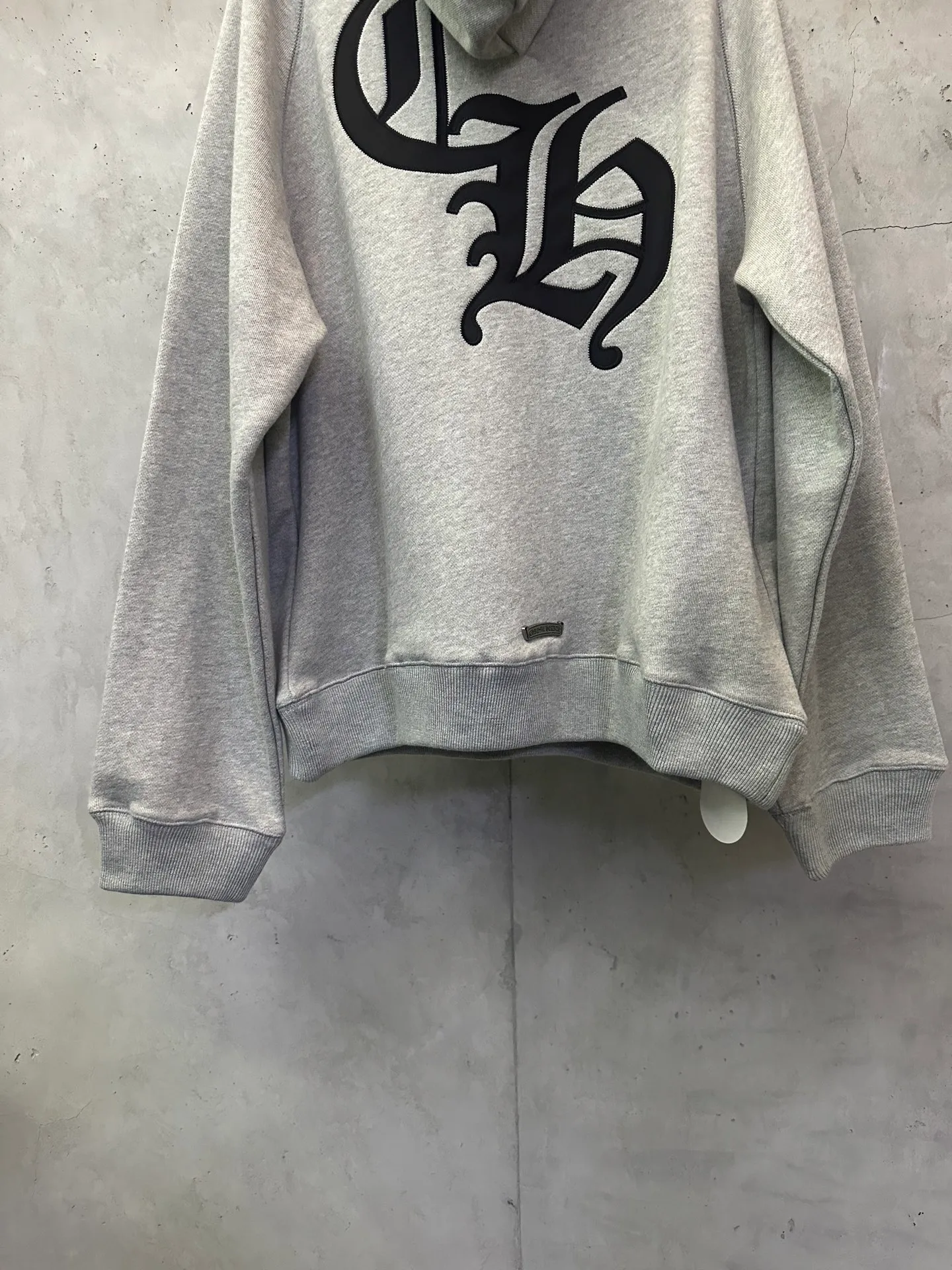 P530 Chrome Hearts ss25 logo embroidered hooded sweatshirt Fabric: Made of heavy fortress intertwined air cotton, full of texture, thick and solid, based on high-end ash tones Decorated with the Chrome Hearts cross patch stitch on the chest Customized hardware Thread Accessories Matching version Same style for men and women -Color: Gray -Size: S M L XL